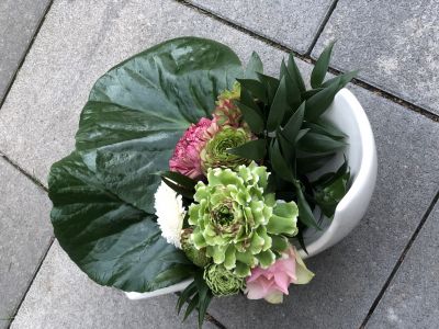 Arrangement Nelke trifft Blattwerk