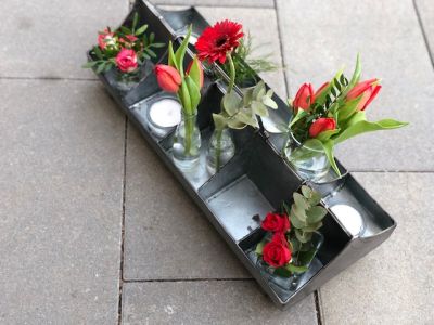 Blumen im Glas Tischdekoration mit roten Blüten