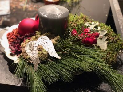 Engel im Adventsgesteck