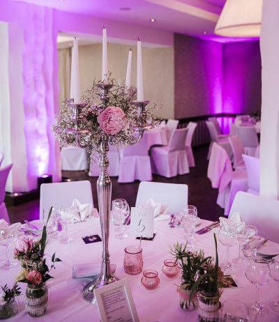 Festsaal Hochzeit Blumendeko