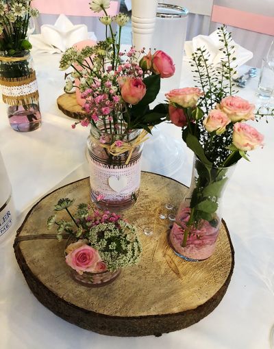 Gläschen mit Rosendeko