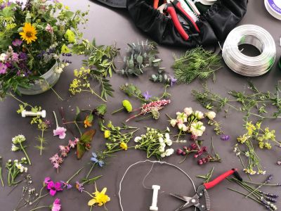 Haarkranz aus kleinen Blüten