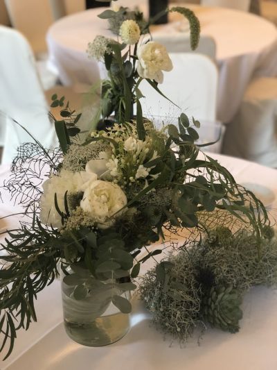 Tischdeko Wedding Vitage Eukalyptus Rosen Pfingstrosen Trachelium gitterdraht