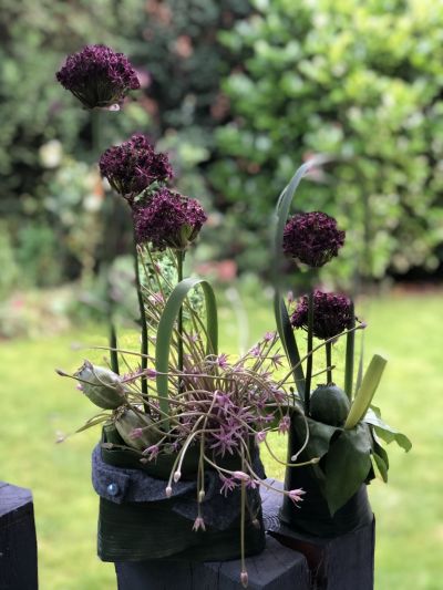 Tischgesteck Alliumpräsentation Rezeptionsgesteck Blumengesteck Mohnkapseln