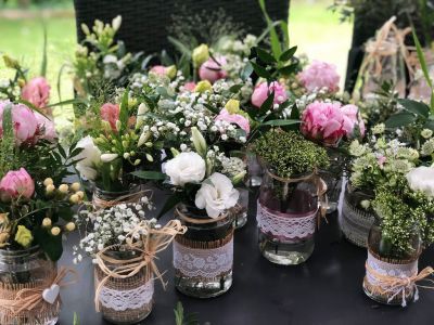 Vorbereitungen Gläschen Rosen Hochzeit