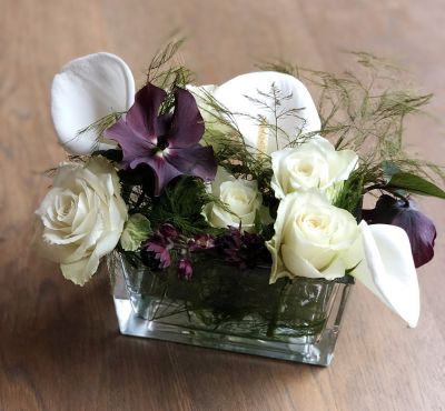 Väschen mit Rosen Callas Christrose