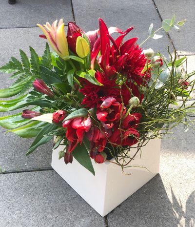 Willkommensgruß durch Blumen rot