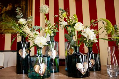 Schloss Hochzeit Vasen Sommerblumen