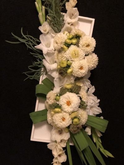 längliches Tischgesteck Tischdekoration Dahlien weiß Gladiolen